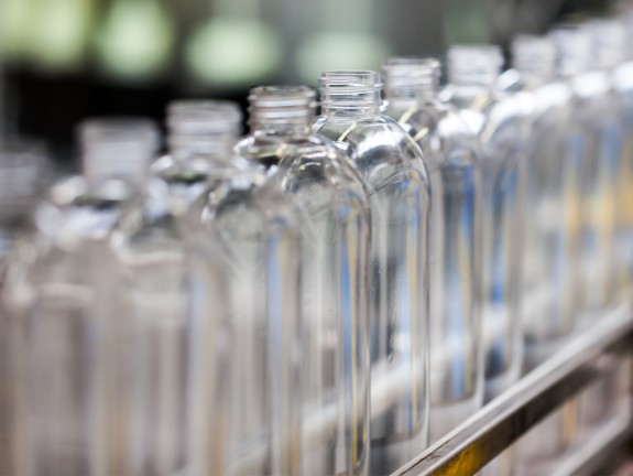 Leere Frosch Flaschen an der Produktionslinie. 