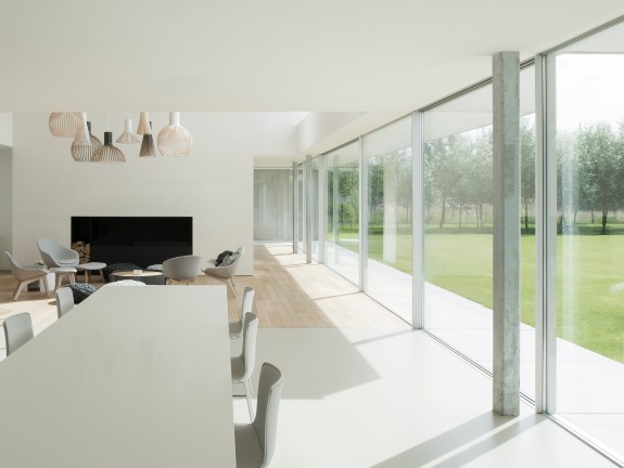 Esstisch in einem modernen Wohnzimmer mit großer Fensterfront